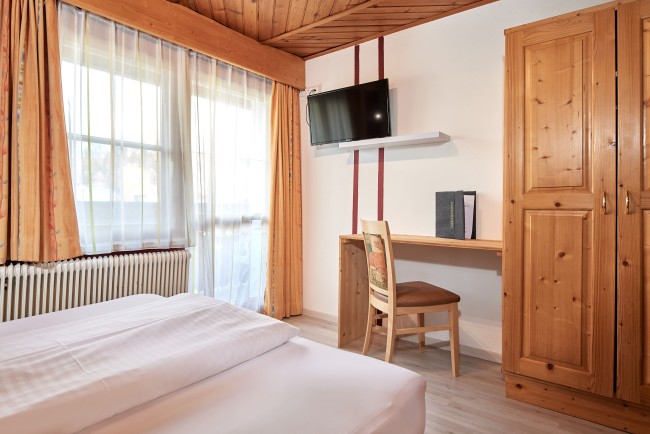 Zimmer mit Flat-TV und Balkon