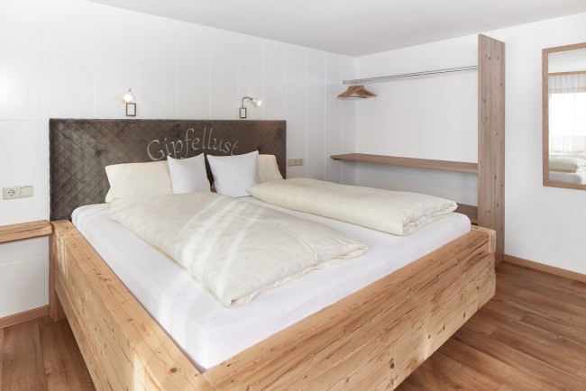 Modernes Schlafzimmer im alpinen Stil
