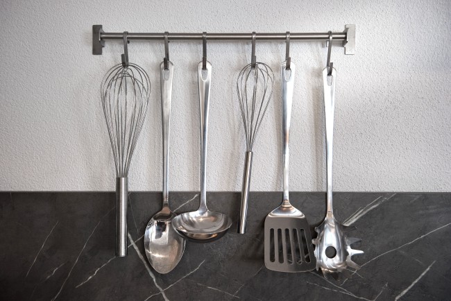 Küchenutensilien und hochwertige Elektrogeräte in der modernen Küche